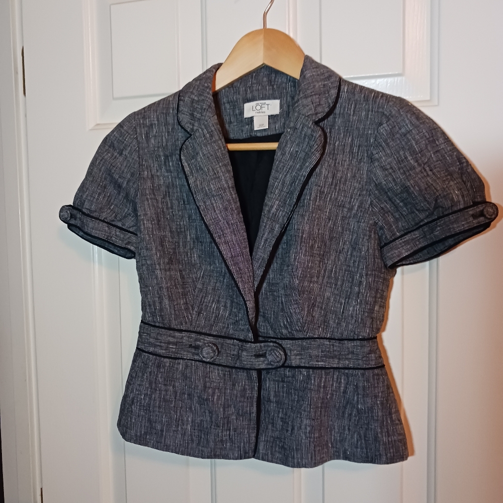 Chic Gray Short-Sleeve Blazer